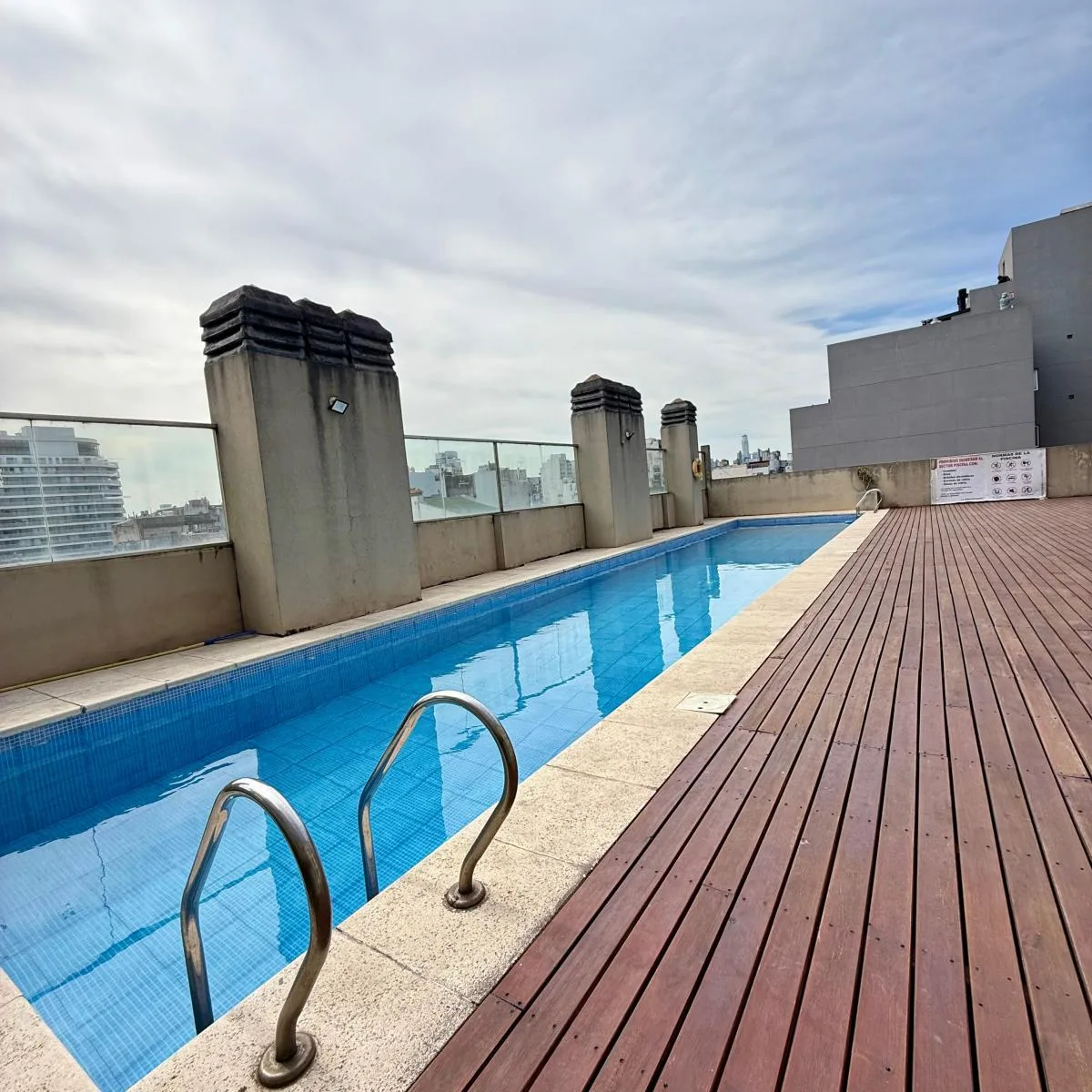 Monoambiente con balcón y pileta