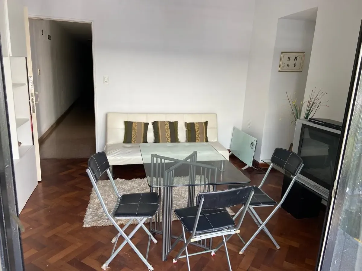 2 ambientes al frente con balcón