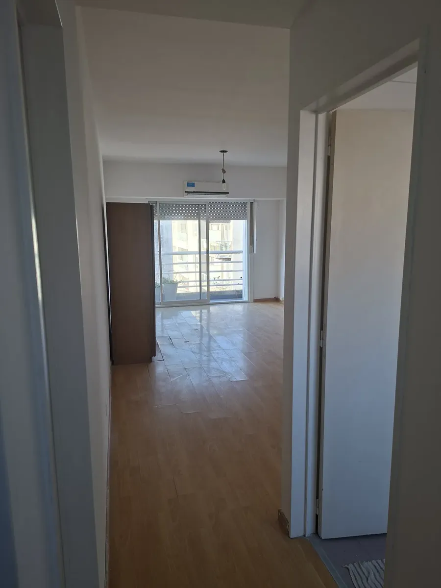 Monoambiente con balcón y cochera