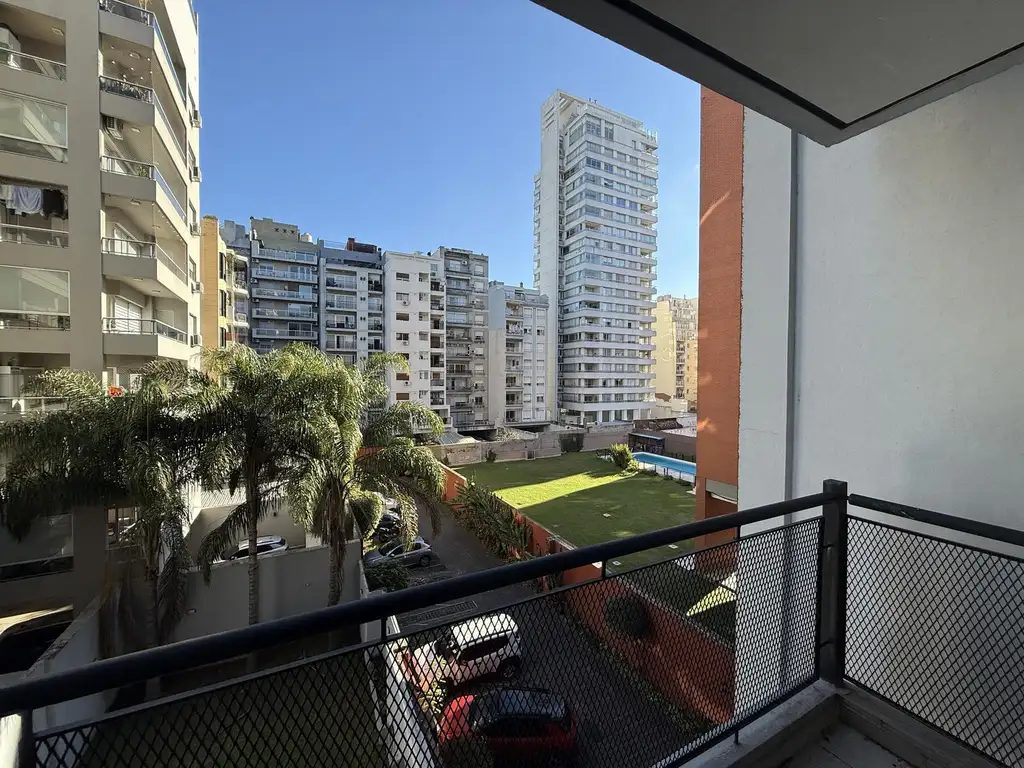 Monoambiente con balcón y A/C