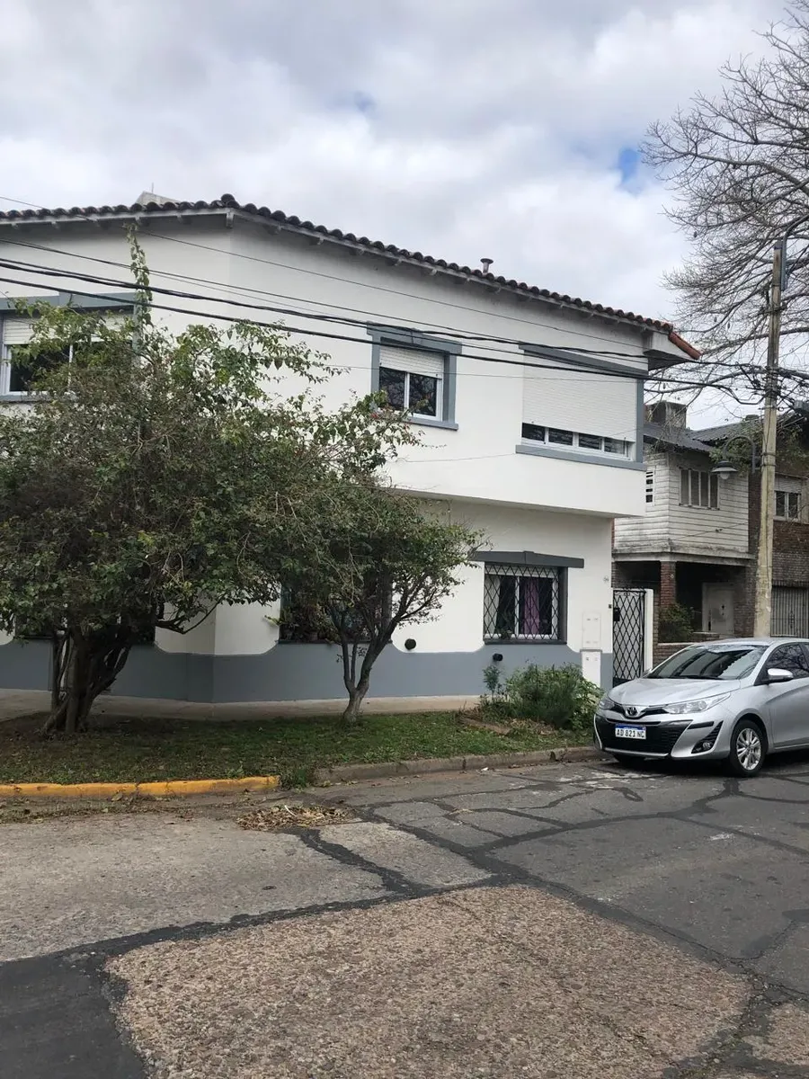 Ph En Planta Alta En Excelente Estado Dos Dormitorios, Living Y Comedor Separados Comedor De Diario Cocina. Muy Buenos Accesos Zona De Casas Bajas Residencial.