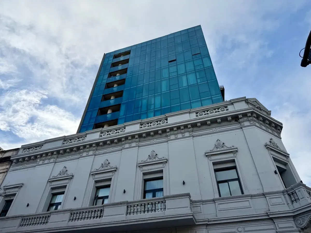 Esquina con balcón y 3 aires