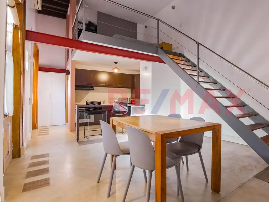 Loft con entrepiso y patio
