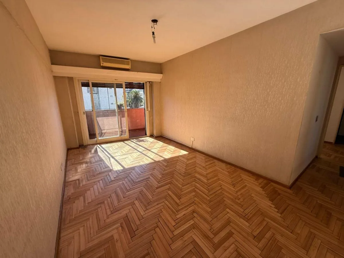 Departamento al frente con balcón