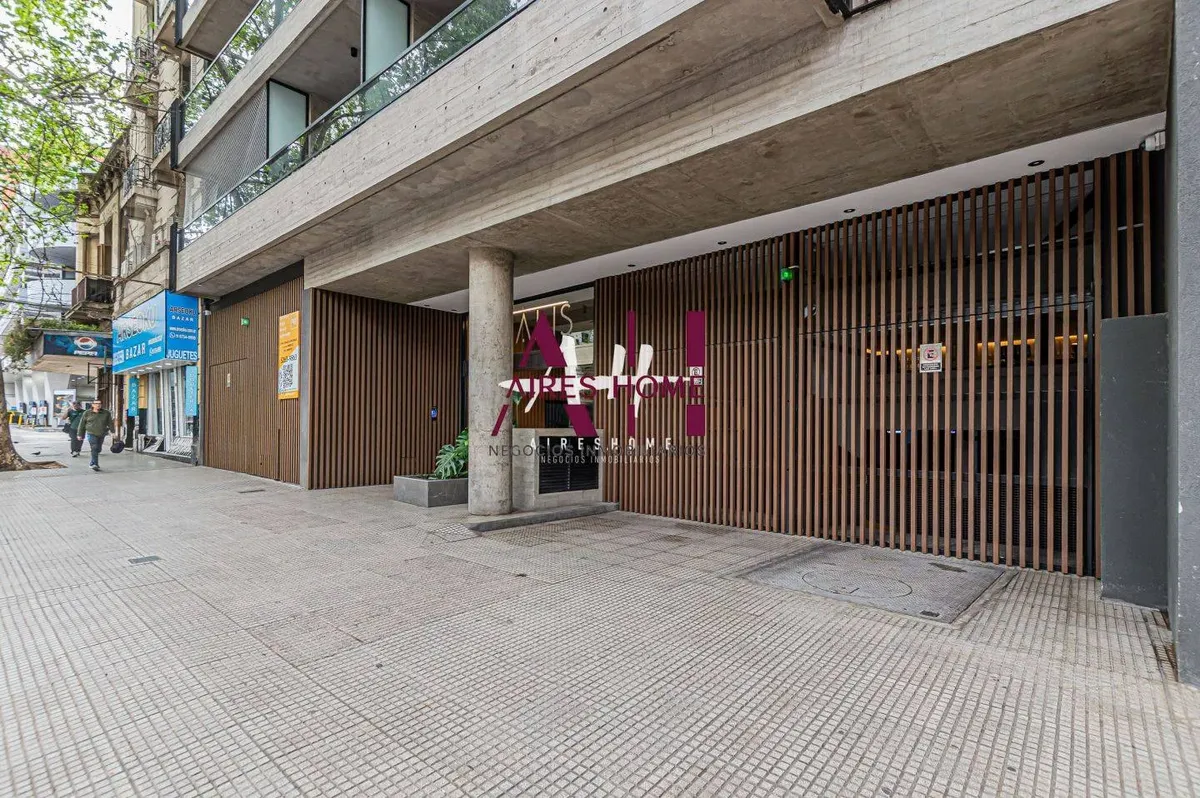 1 ambiente con balcón y pileta