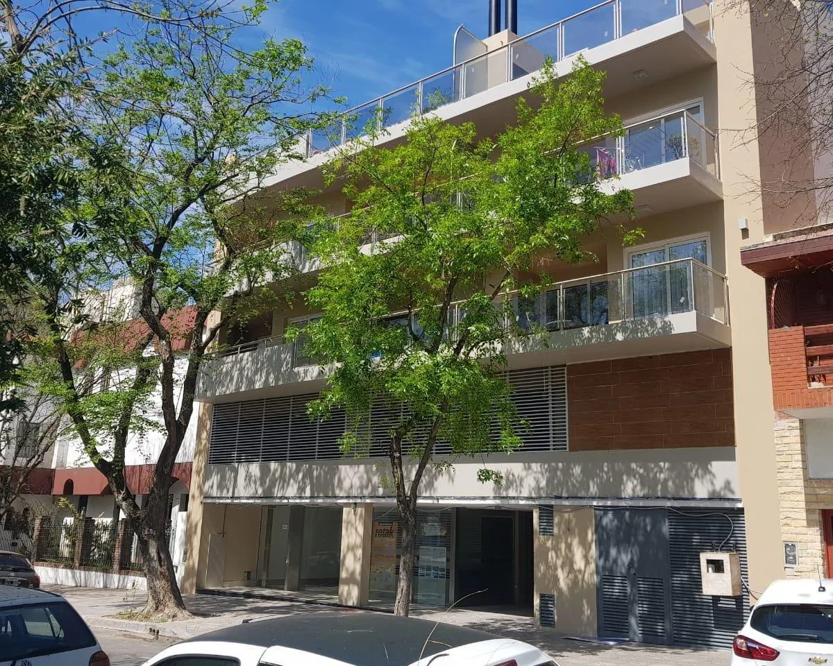 Departamento con patio y cochera