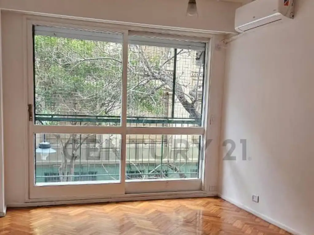Departamento con balcón al frente