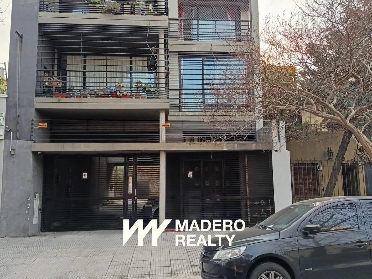 Monoambiente con balcón y cochera