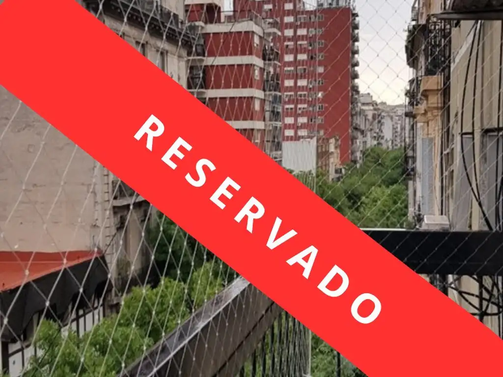 Monoambiente con balcón y parquet