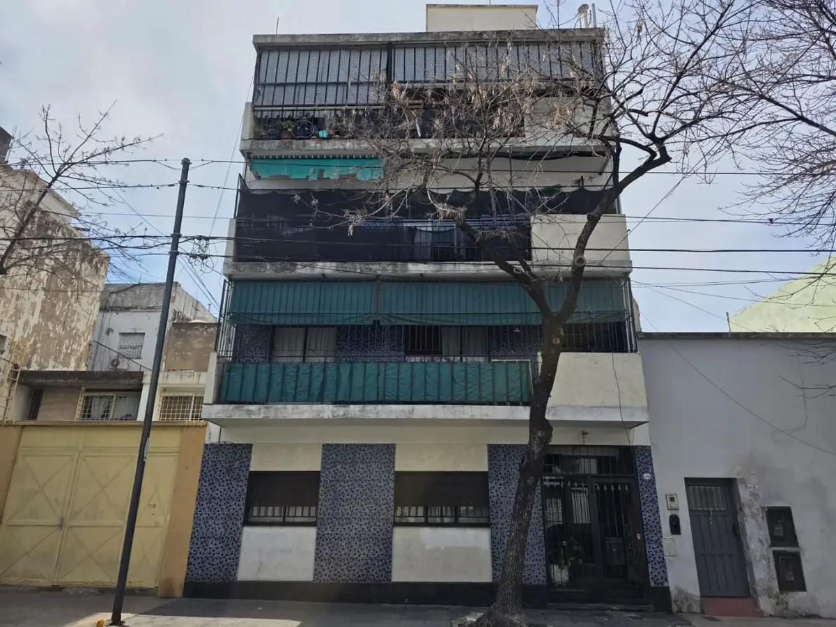 Departamento con balcón corrido
