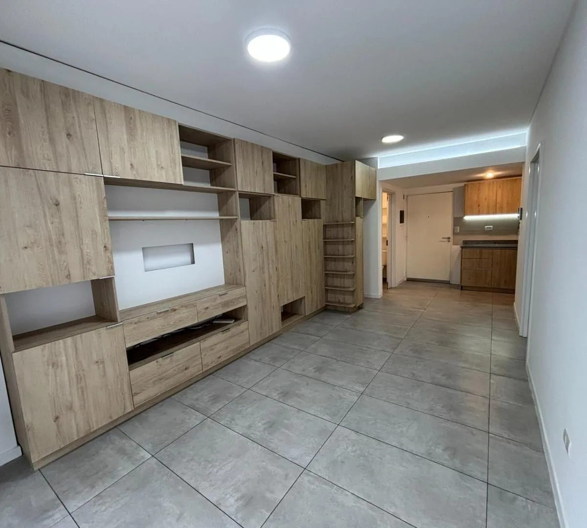 Departamento con balcón y pileta