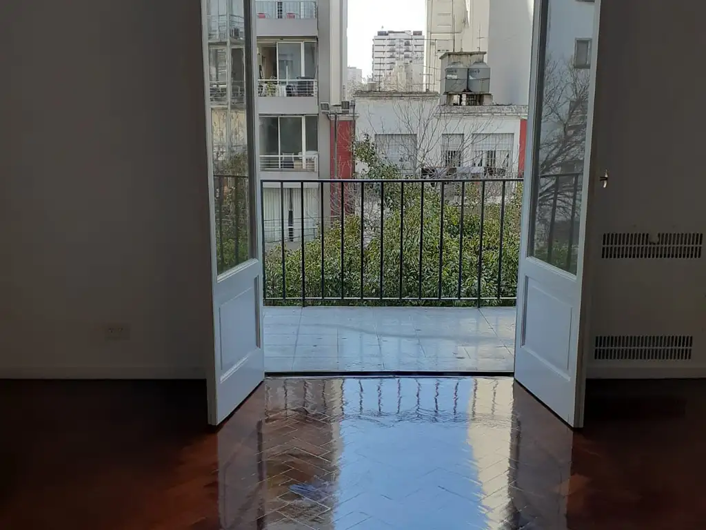 2 ambientes con balcón al frente