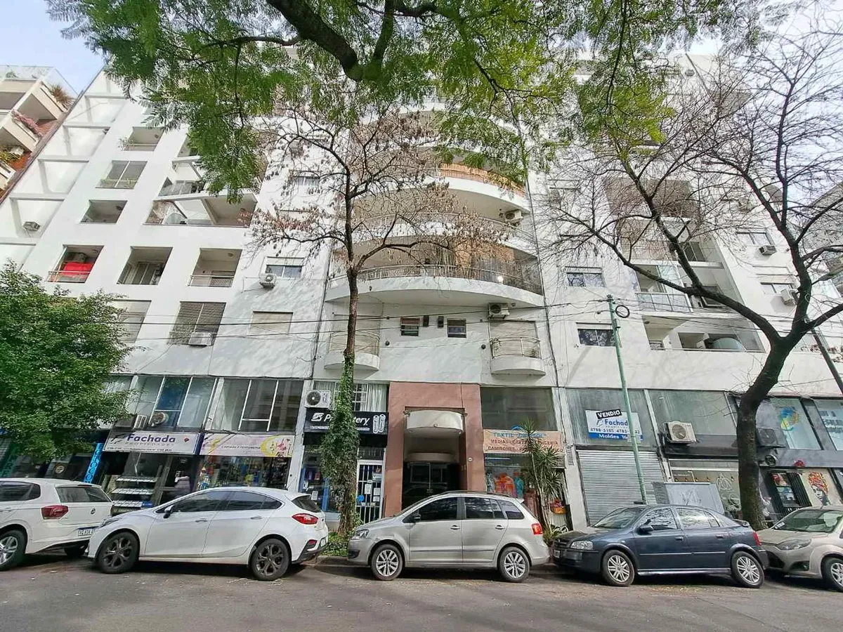 Monoambiente con balcón al frente