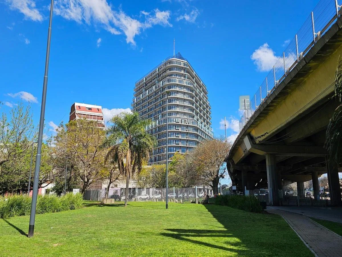 Piso alto con balcón y amenities