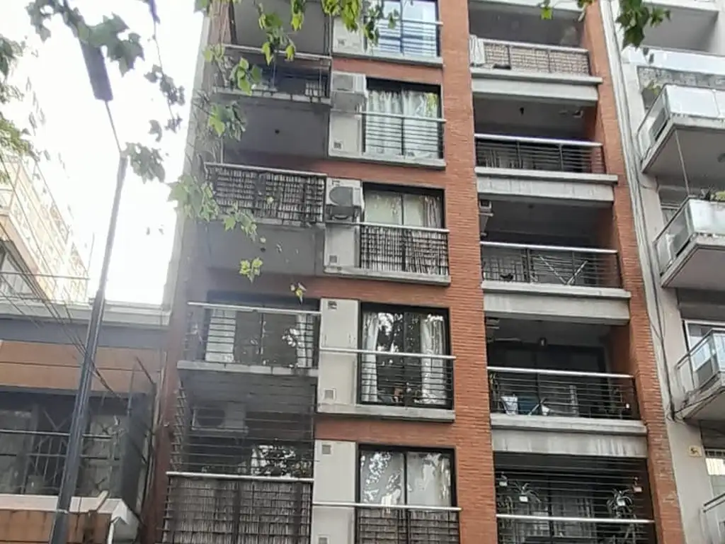 2 ambientes al frente con balcón