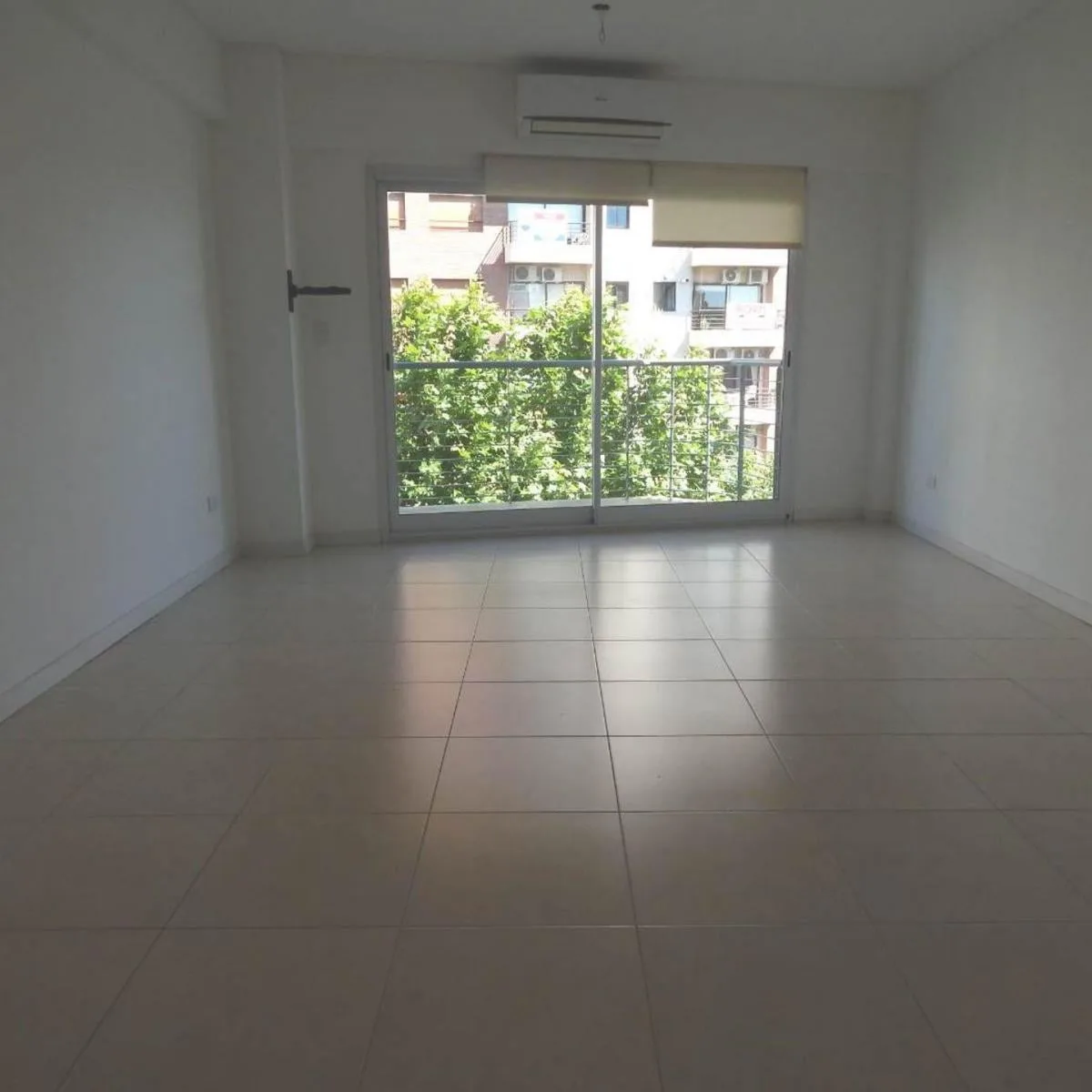 Monoambiente con balcón al frente