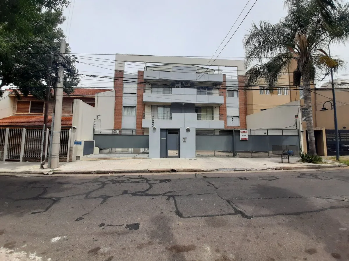 Departamento con balcón y cochera