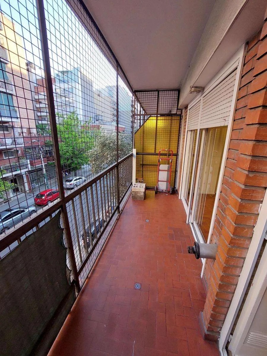 Departamento con balcón a la calle