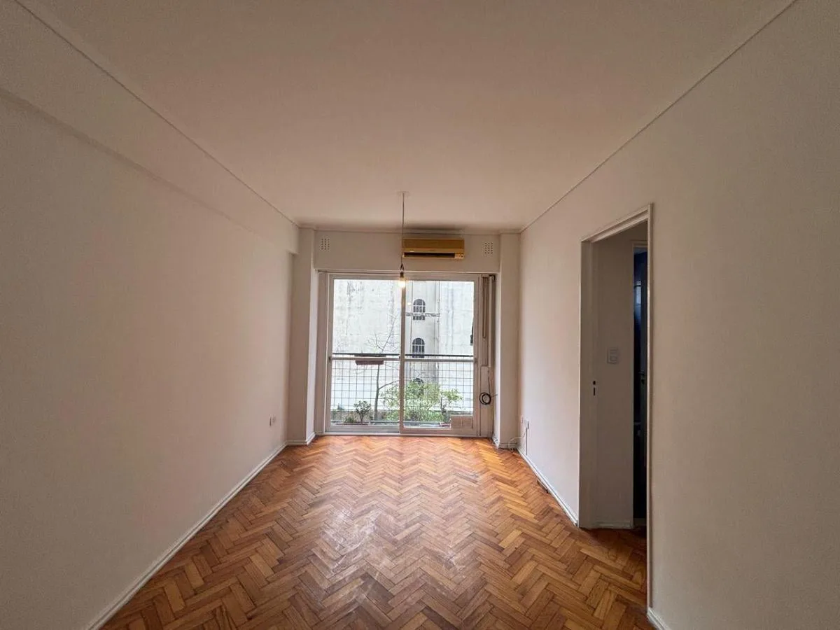 Depto de 2 Ambientes con Balcon Francés. Todo Externo.