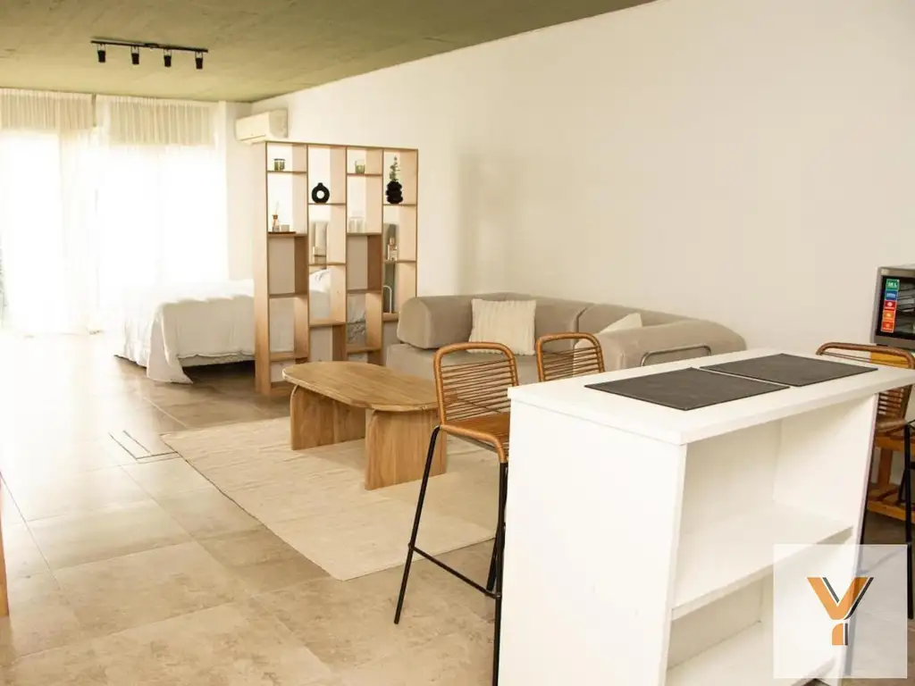 Monoambiente con balcón y pileta