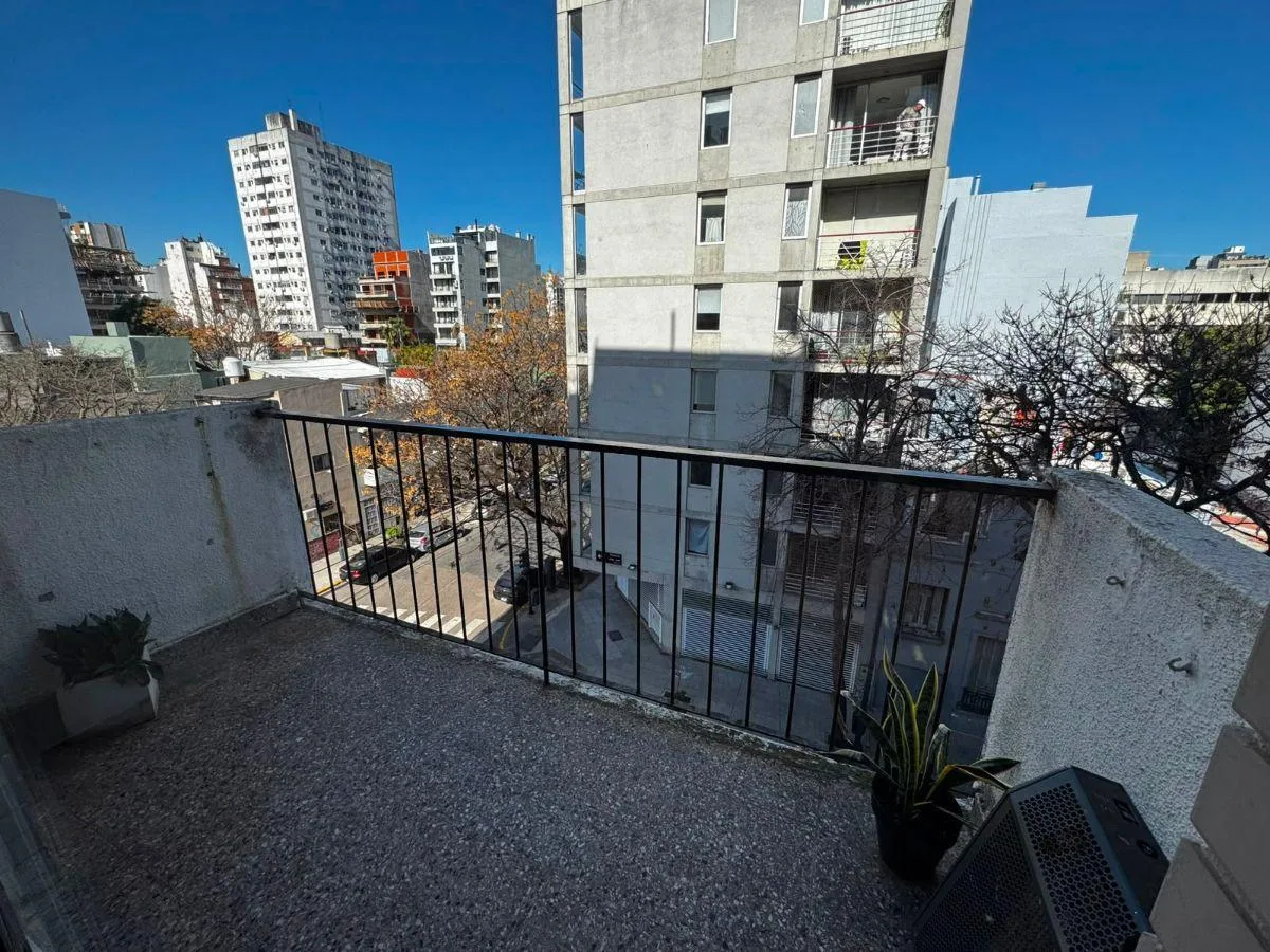 2 ambientes al frente con balcón