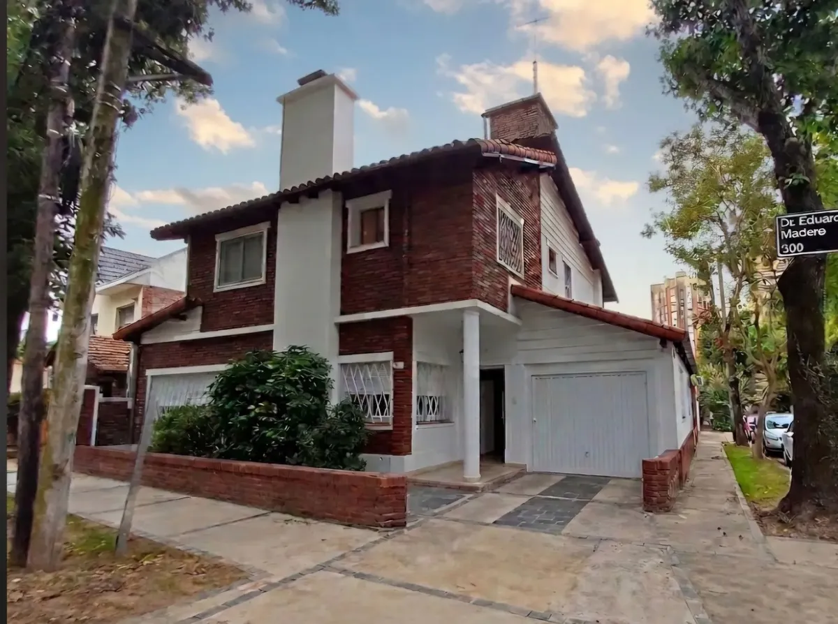 Casa En Alquiler - Vicente López - 3 Dormitorios - 2 Baños - Jardin