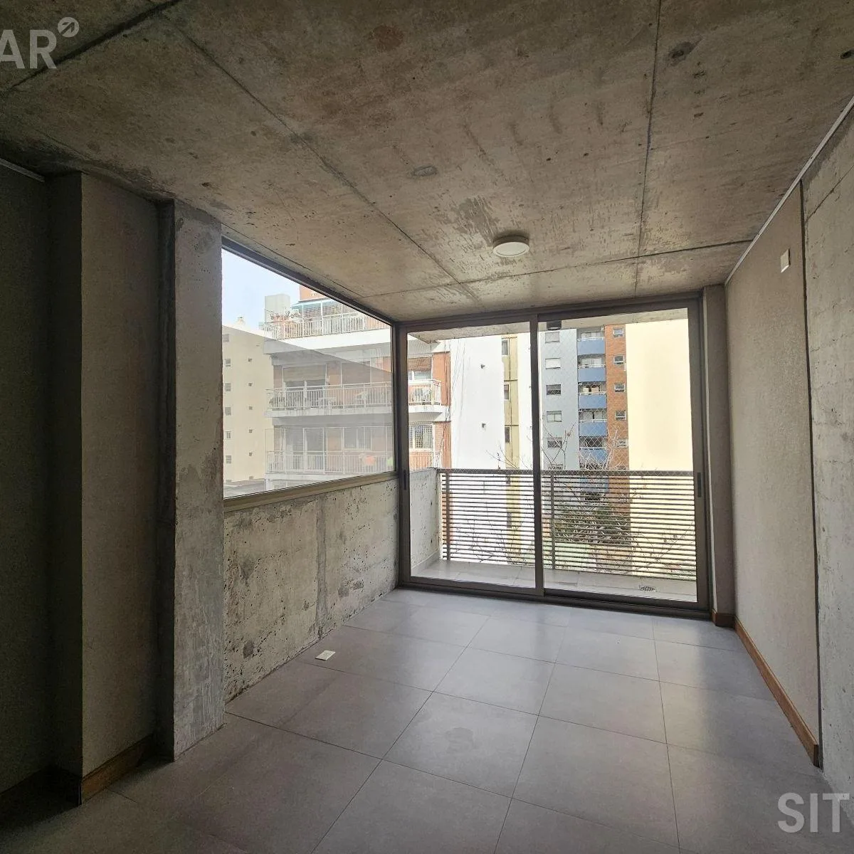 Monoambiente con balcón y bañera