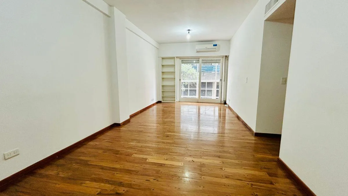 Belgrano con balcón y patio