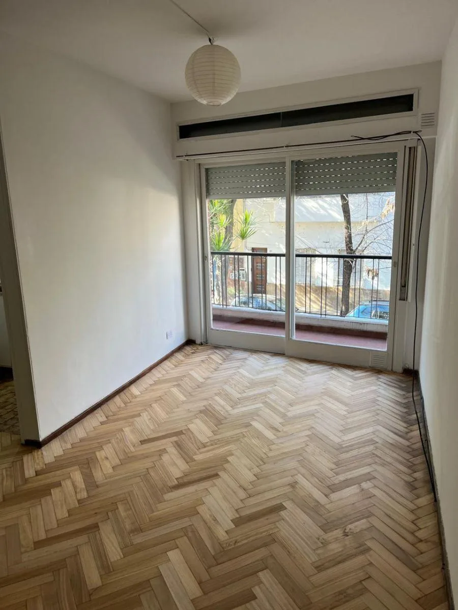 Departamento con balcón corrido