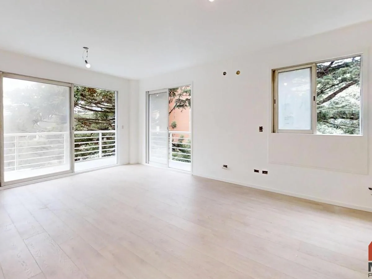 Apartment with L-shaped balcony