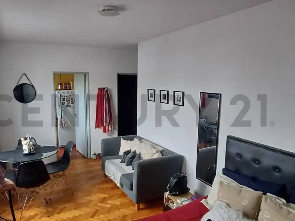 Monoambiente con balcón