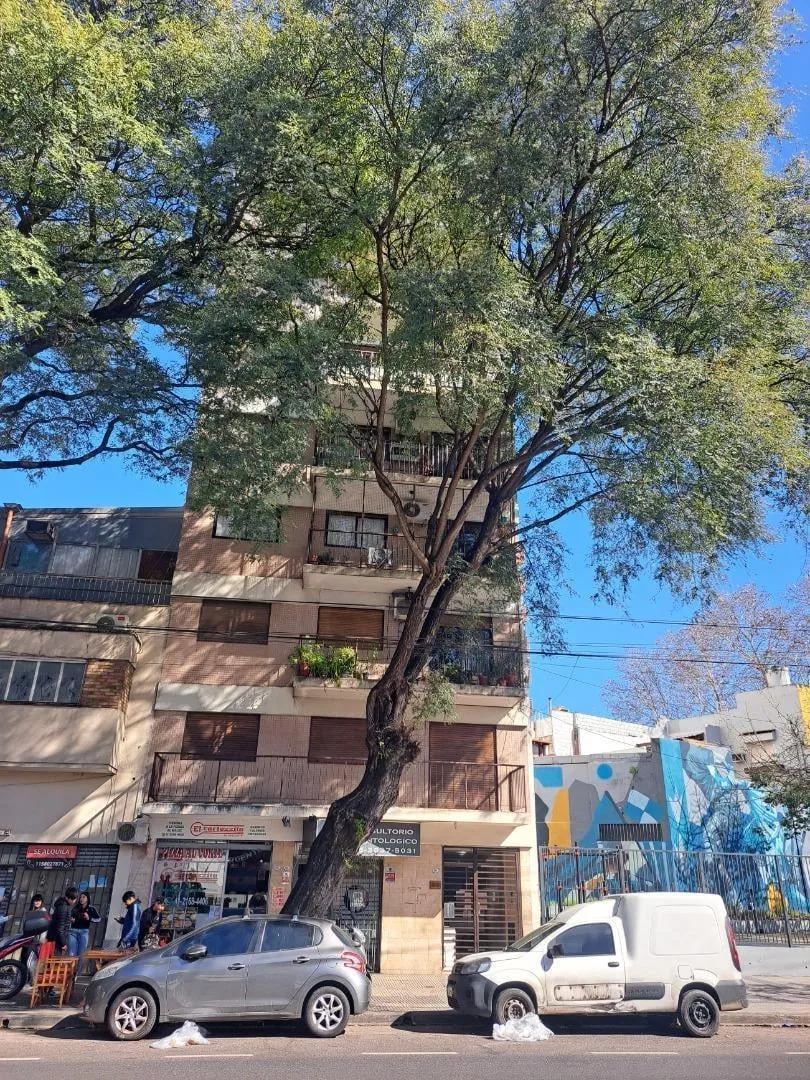2 ambientes con balcón y AC