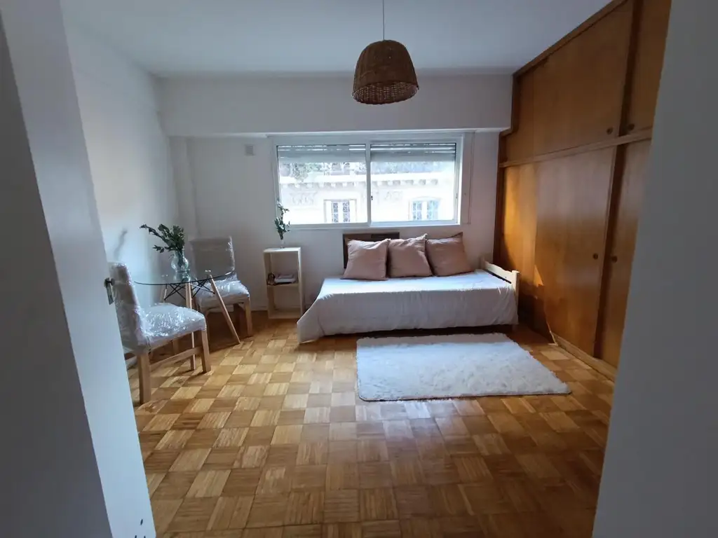 Monoambiente al frente con cama single