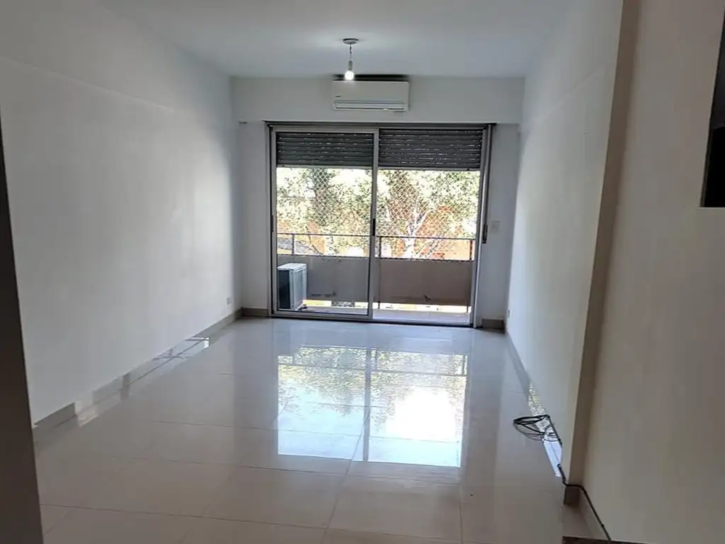 Studio with front-facing balcony