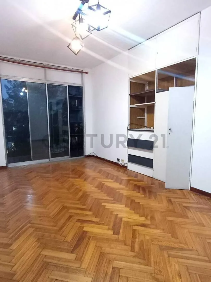 2 ambientes con balcón