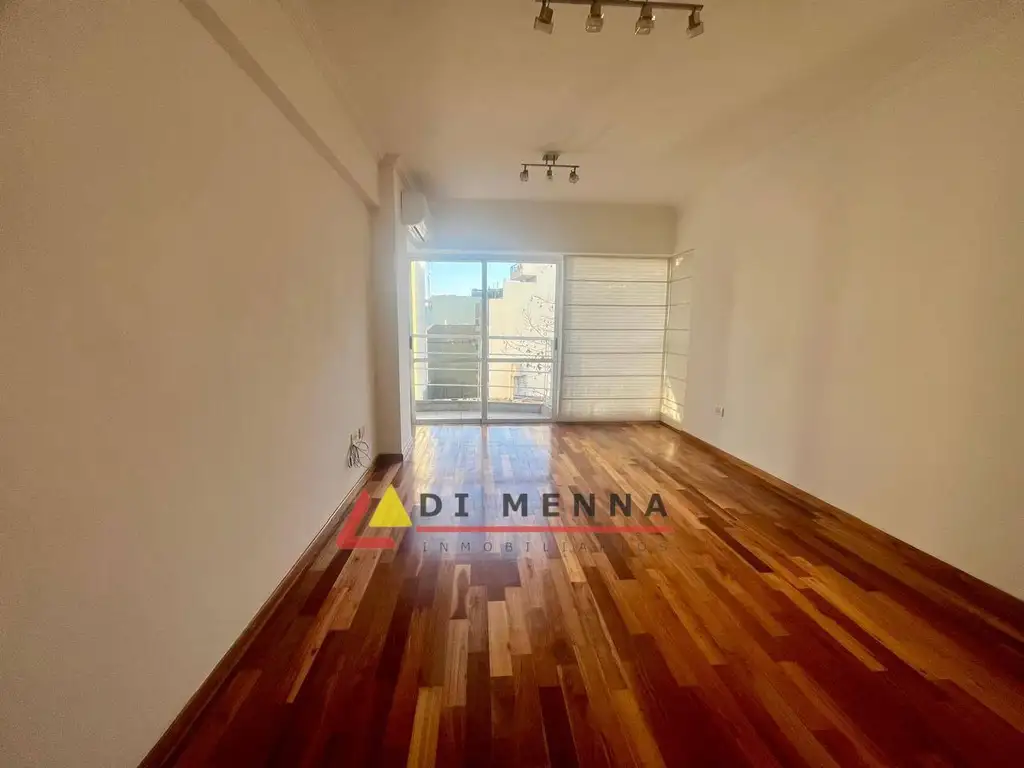 Semipiso al frente con balcón