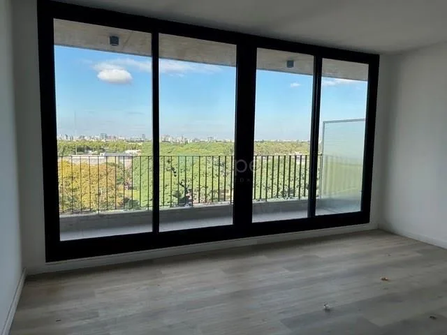 Monoambiente con balcón corrido