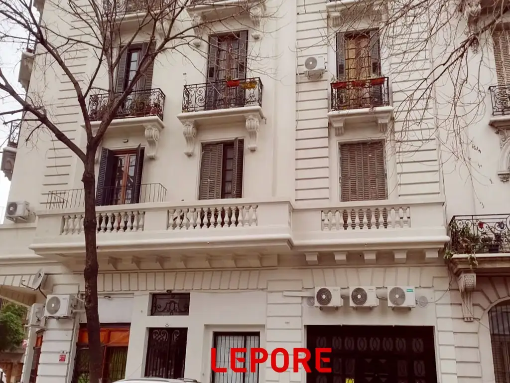 Loft con entrepiso y balcón