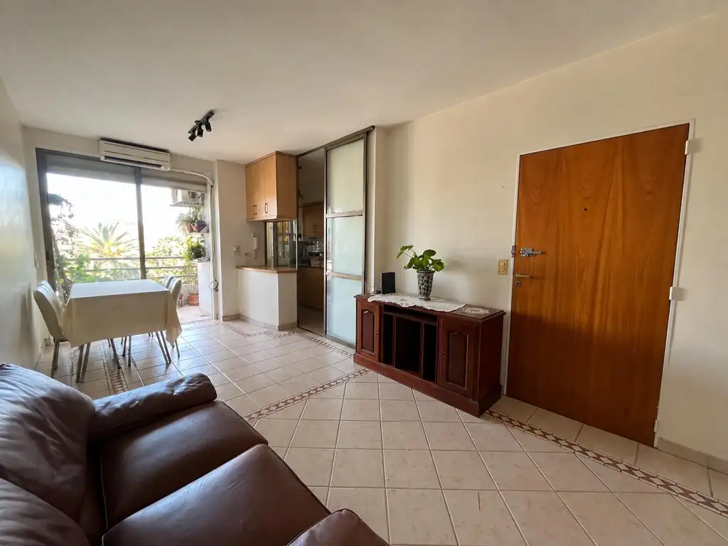 Departamento con balcón al frente