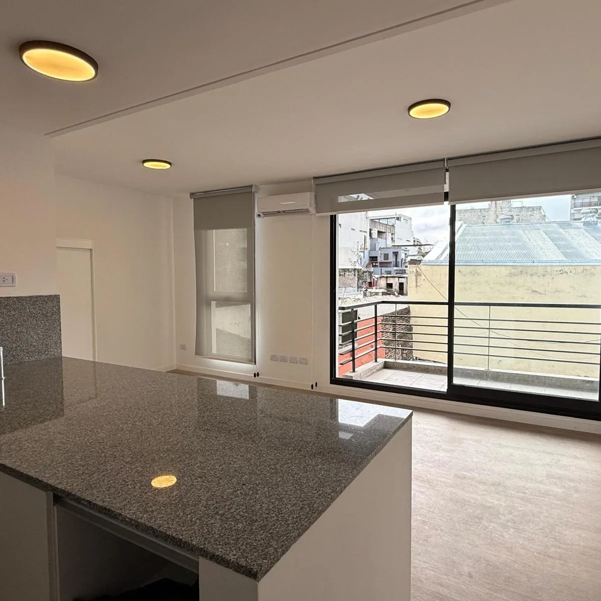 Новый студио с балконом