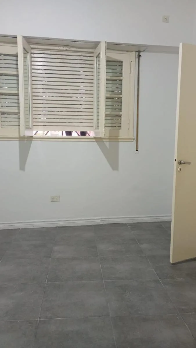 Monoambiente al frente, esquina