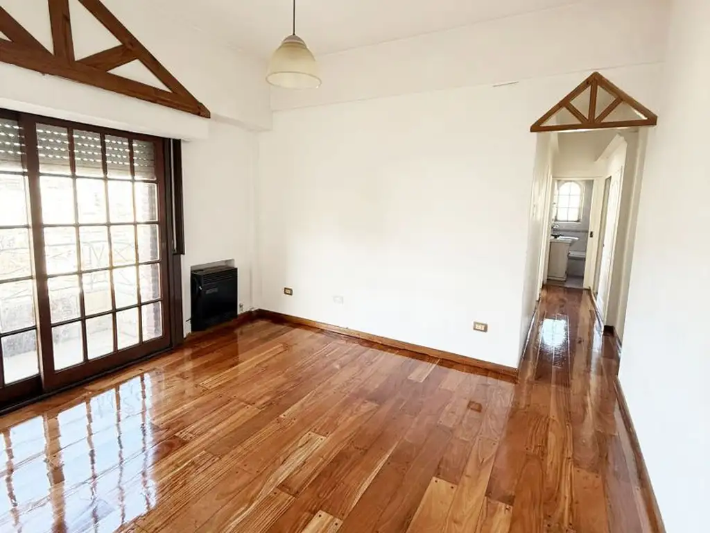 Departamento con balcón a Av. Jujuy