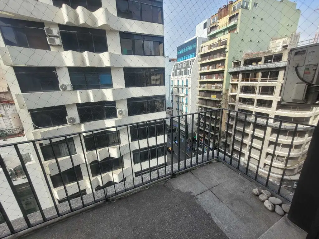 2 ambientes con balcón amplio