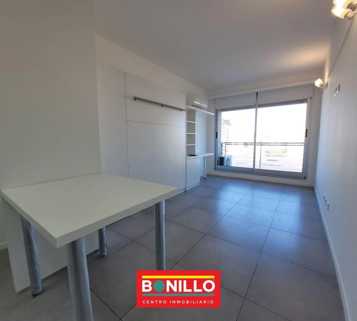 Studio com varanda e piscina