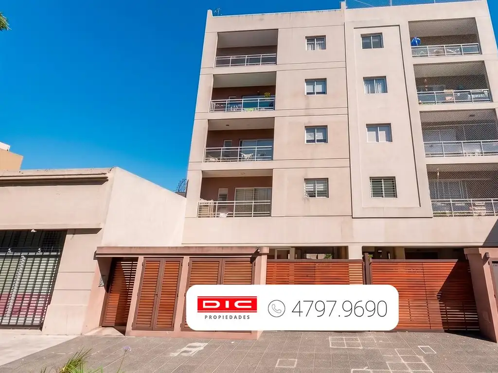Departamento al frente con balcón y cochera