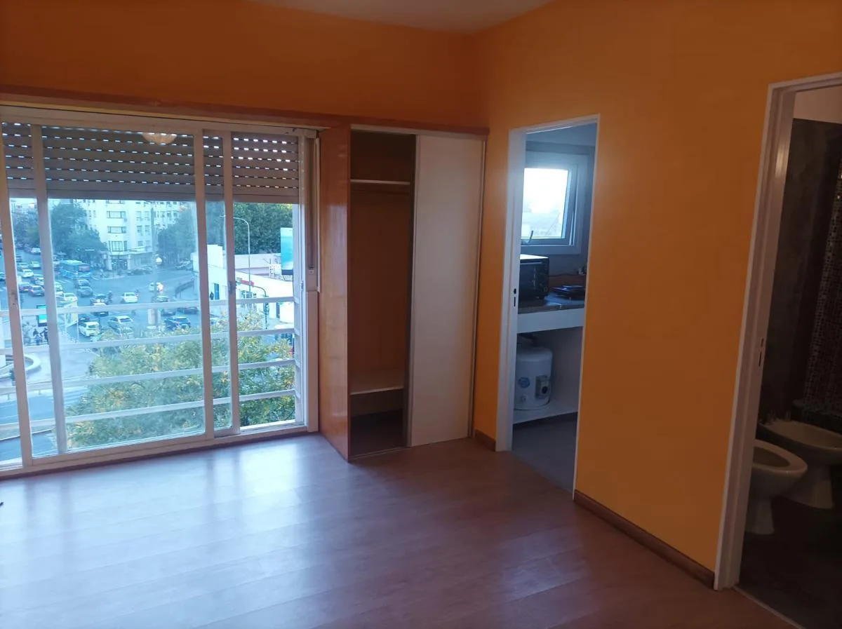 Front-facing studio with terrace