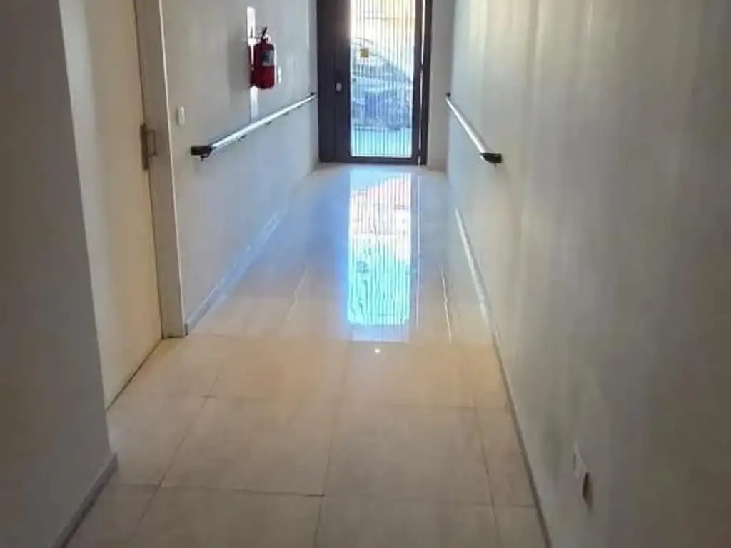 Monoambiente con balcón y parrilla