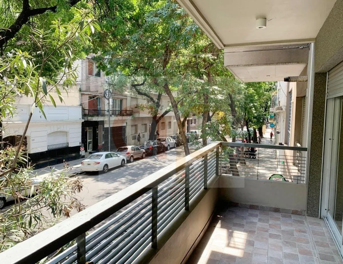 1 ambiente con balcón y parrilla