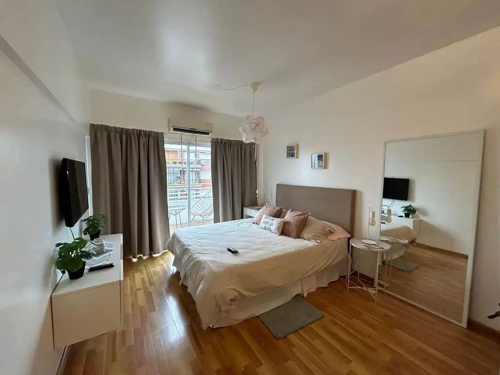 Monoambiente con balcón y pileta