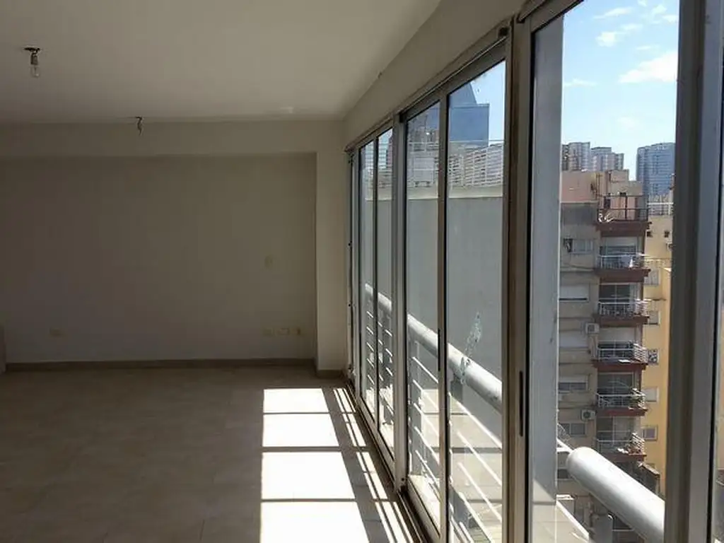 Monoambiente con balcón y vista al río